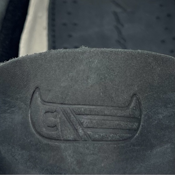 Athletic_Shoes